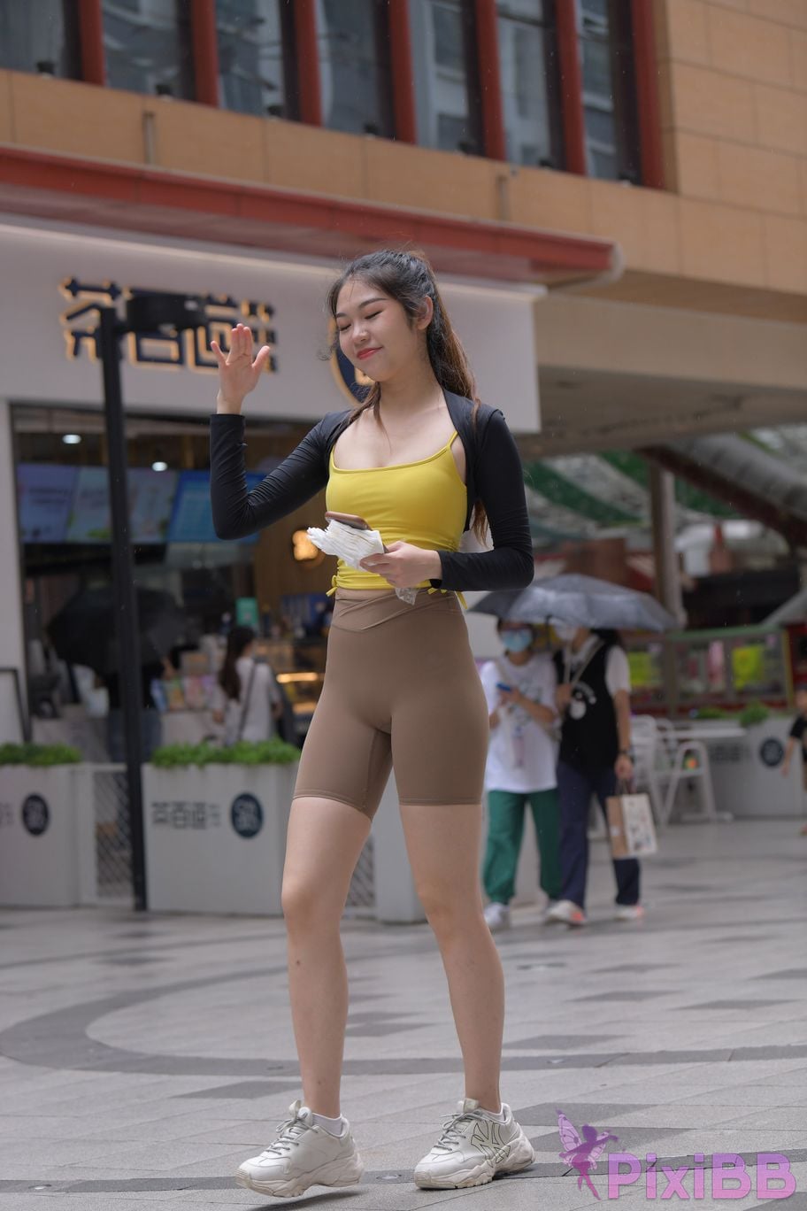 Featured Street Photography Works No.6032 Beautiful beauty in yellow suspenders and super tight pants PixiBB.COM 099