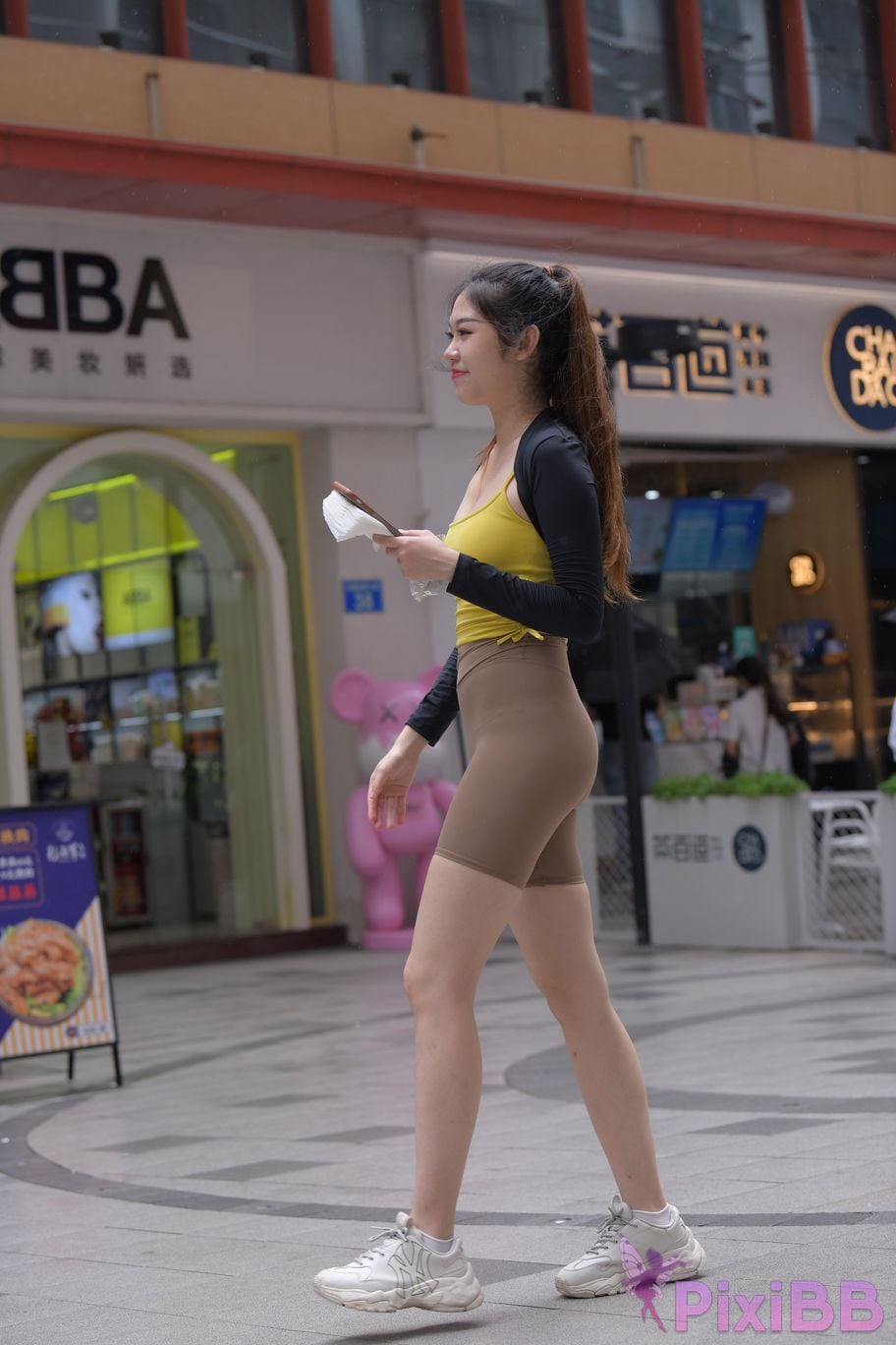 Featured Street Photography Works No.6032 Beautiful beauty in yellow suspenders and super tight pants PixiBB.COM 100