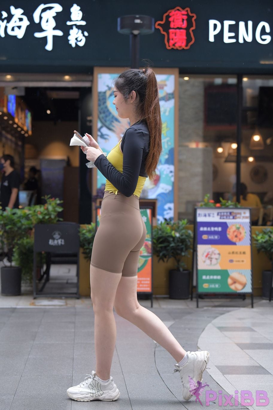 Featured Street Photography Works No.6032 Beautiful beauty in yellow suspenders and super tight pants PixiBB.COM 106