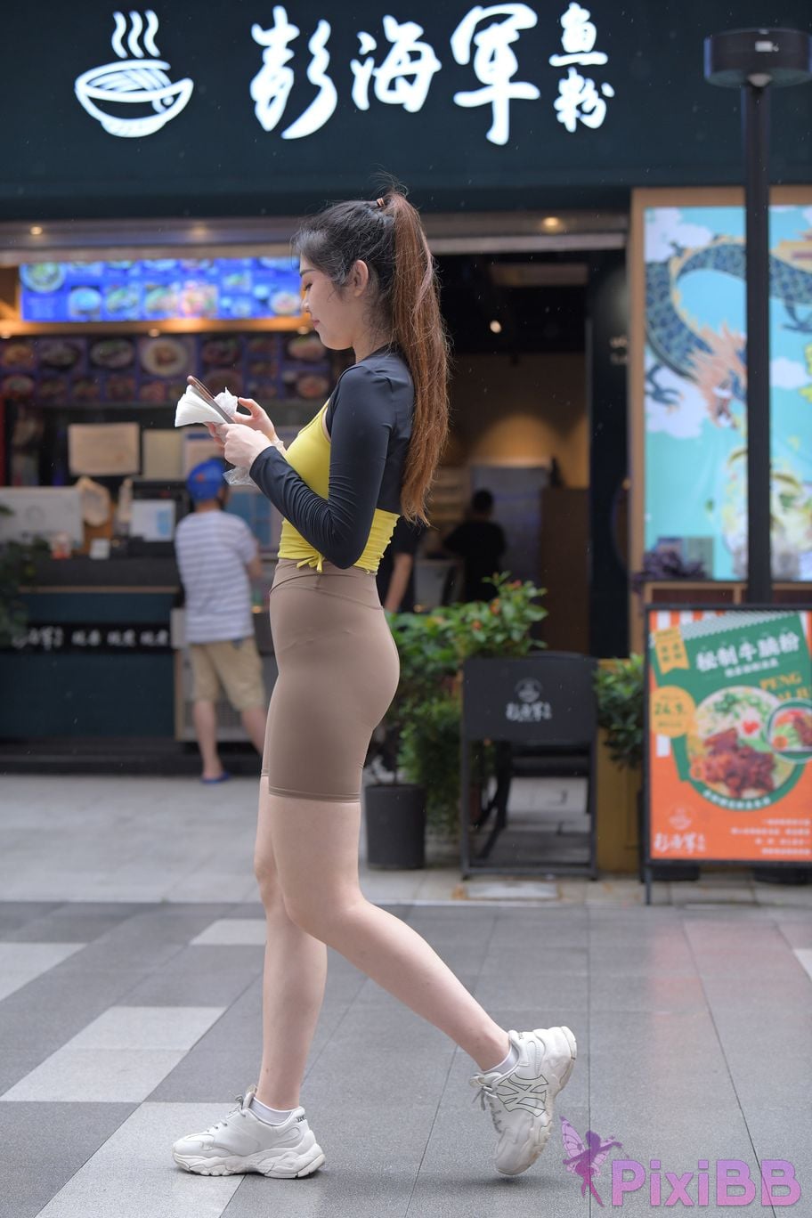 Featured Street Photography Works No.6032 Beautiful beauty in yellow suspenders and super tight pants PixiBB.COM 109
