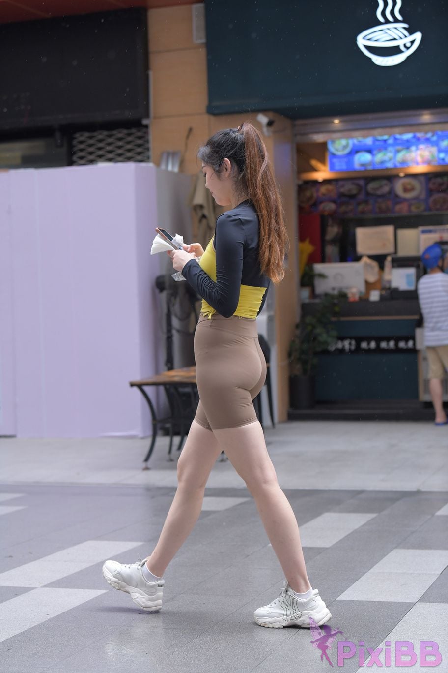 Featured Street Photography Works No.6032 Beautiful beauty in yellow suspenders and super tight pants PixiBB.COM 113