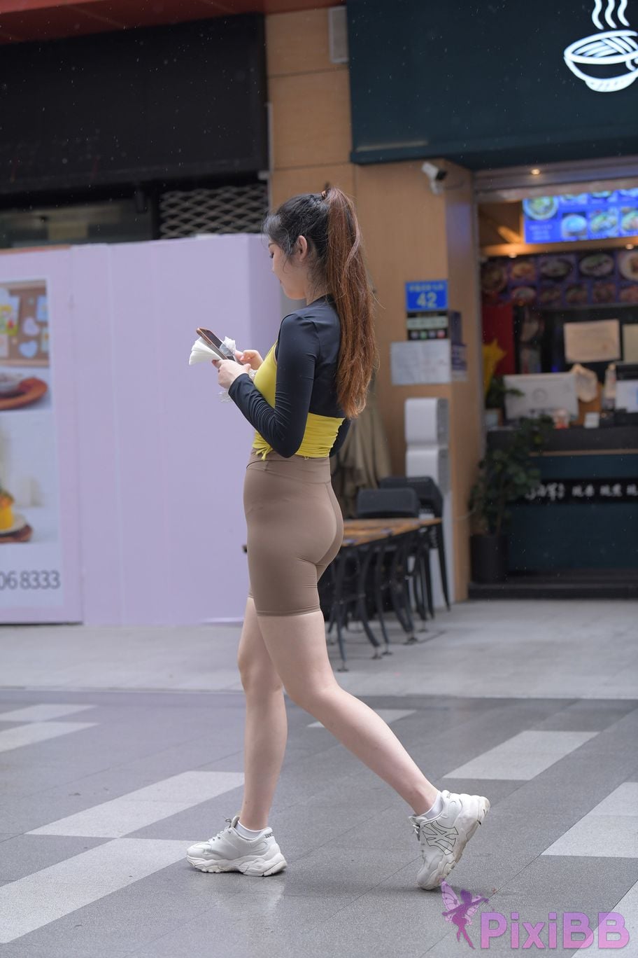 Featured Street Photography Works No.6032 Beautiful beauty in yellow suspenders and super tight pants PixiBB.COM 114