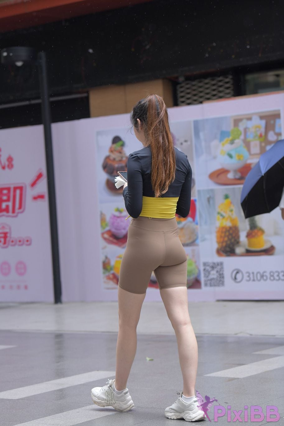 Featured Street Photography Works No.6032 Beautiful beauty in yellow suspenders and super tight pants PixiBB.COM 119