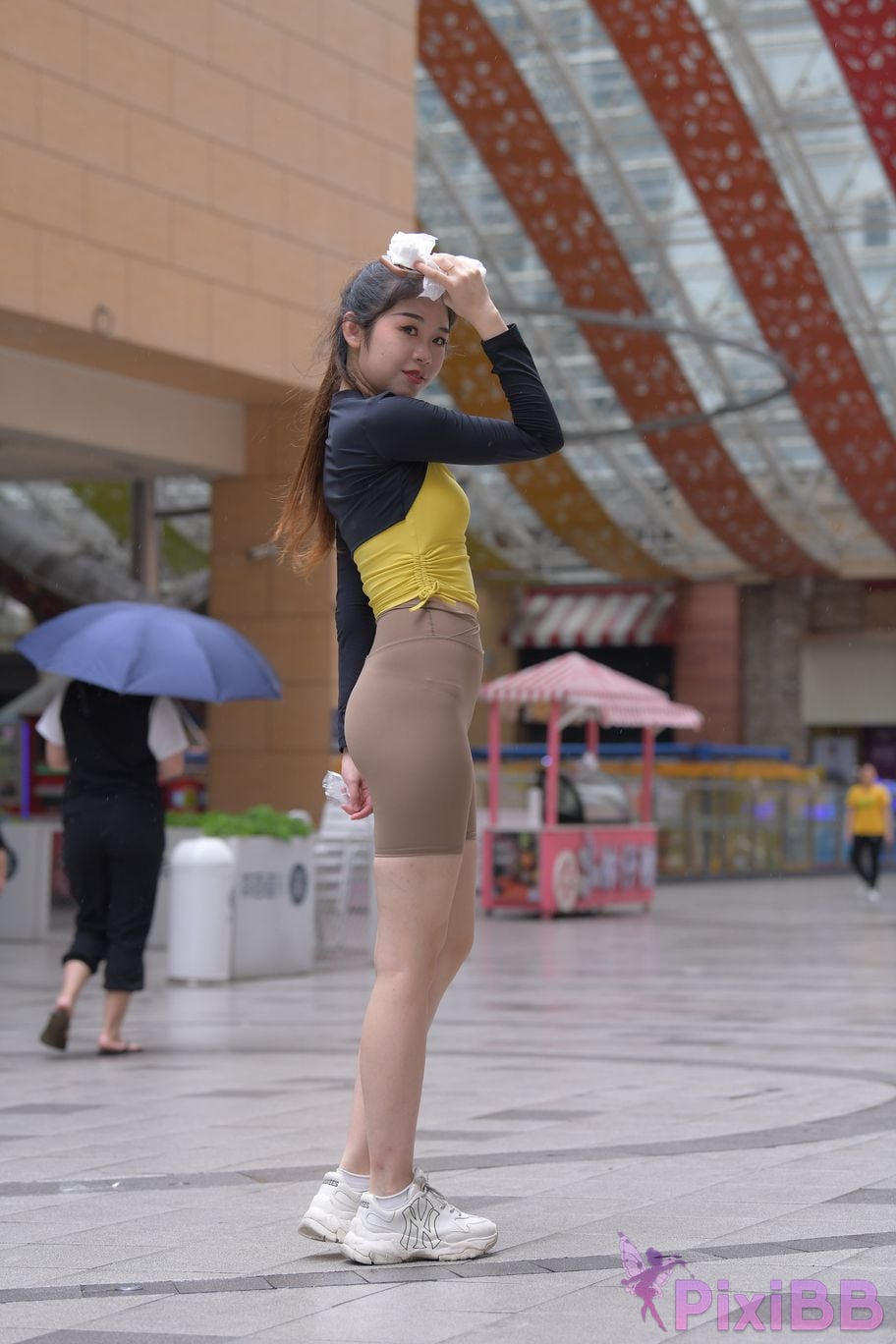 Featured Street Photography Works No.6032 Beautiful beauty in yellow suspenders and super tight pants PixiBB.COM 121