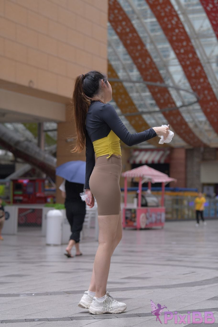 Featured Street Photography Works No.6032 Beautiful beauty in yellow suspenders and super tight pants PixiBB.COM 123