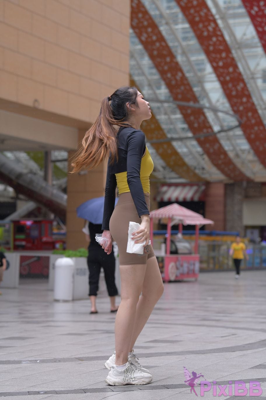 Featured Street Photography Works No.6032 Beautiful beauty in yellow suspenders and super tight pants PixiBB.COM 124