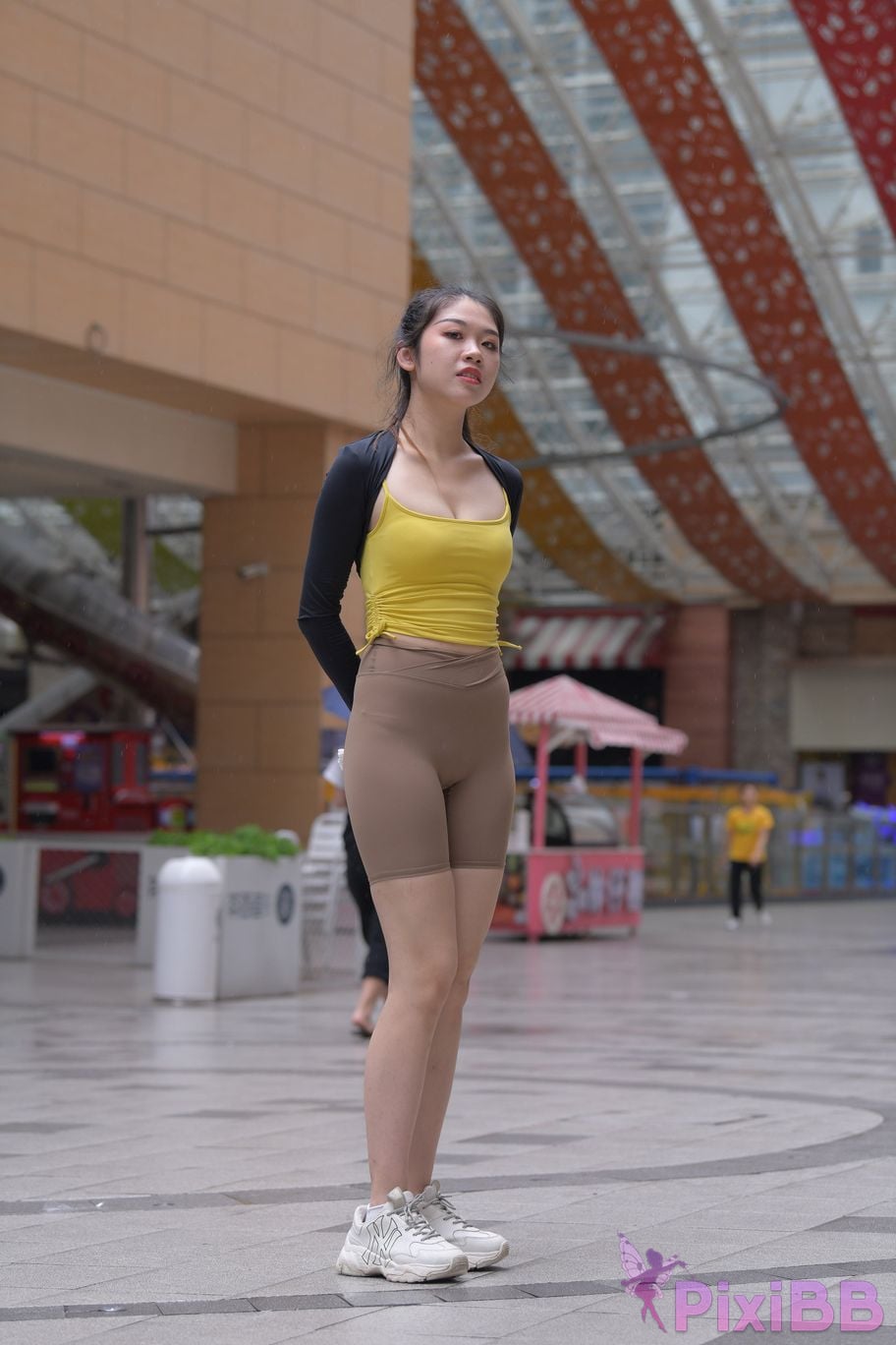Featured Street Photography Works No.6032 Beautiful beauty in yellow suspenders and super tight pants PixiBB.COM 125