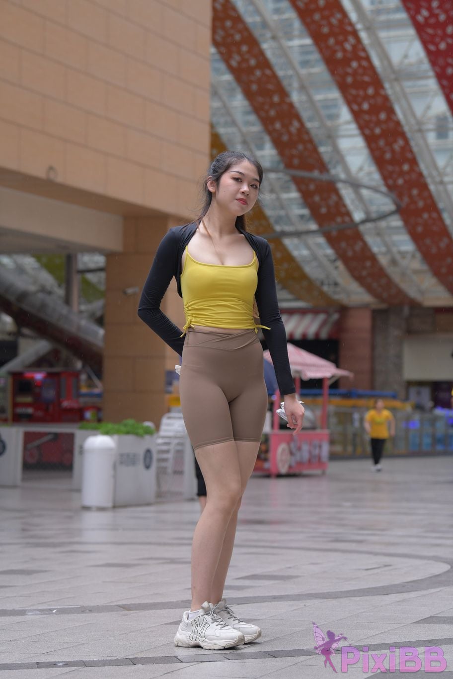 Featured Street Photography Works No.6032 Beautiful beauty in yellow suspenders and super tight pants PixiBB.COM 126