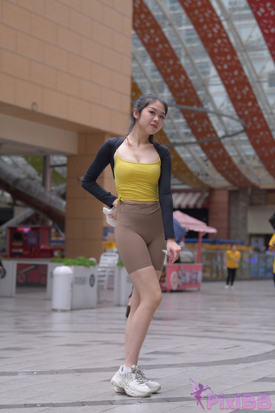 Featured Street Photography Works No.6032 Beautiful beauty in yellow suspenders and super tight pants PixiBB.COM 127