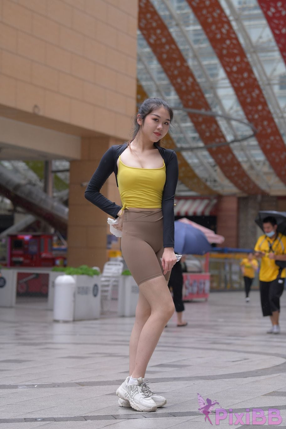 Featured Street Photography Works No.6032 Beautiful beauty in yellow suspenders and super tight pants PixiBB.COM 128