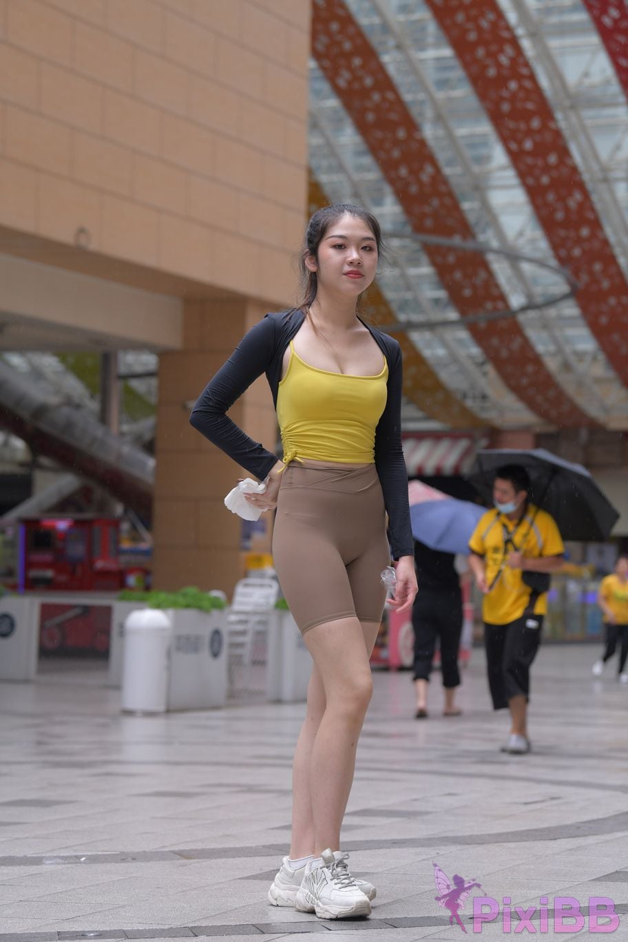 Featured Street Photography Works No.6032 Beautiful beauty in yellow suspenders and super tight pants PixiBB.COM 129