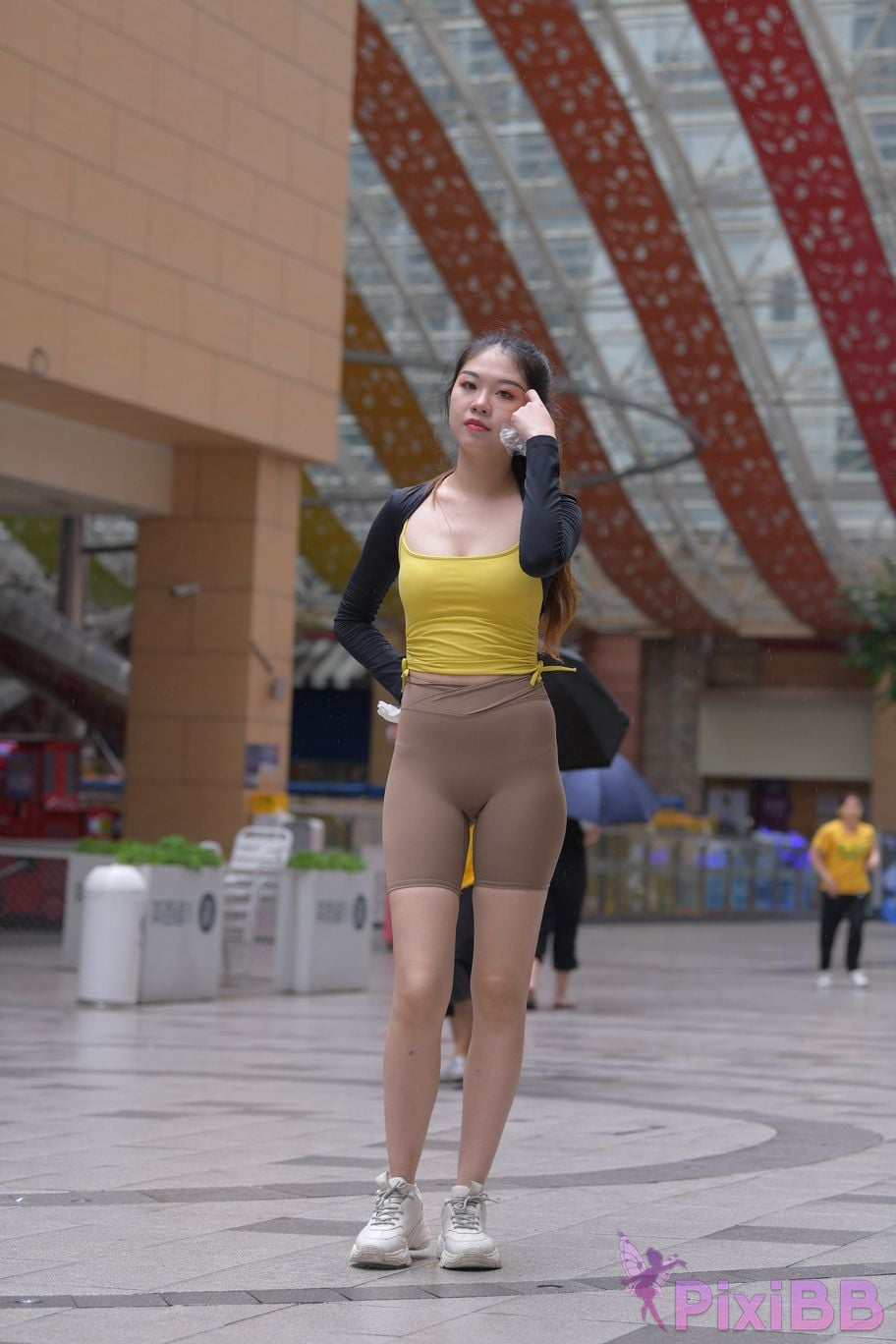 Featured Street Photography Works No.6032 Beautiful beauty in yellow suspenders and super tight pants PixiBB.COM 130