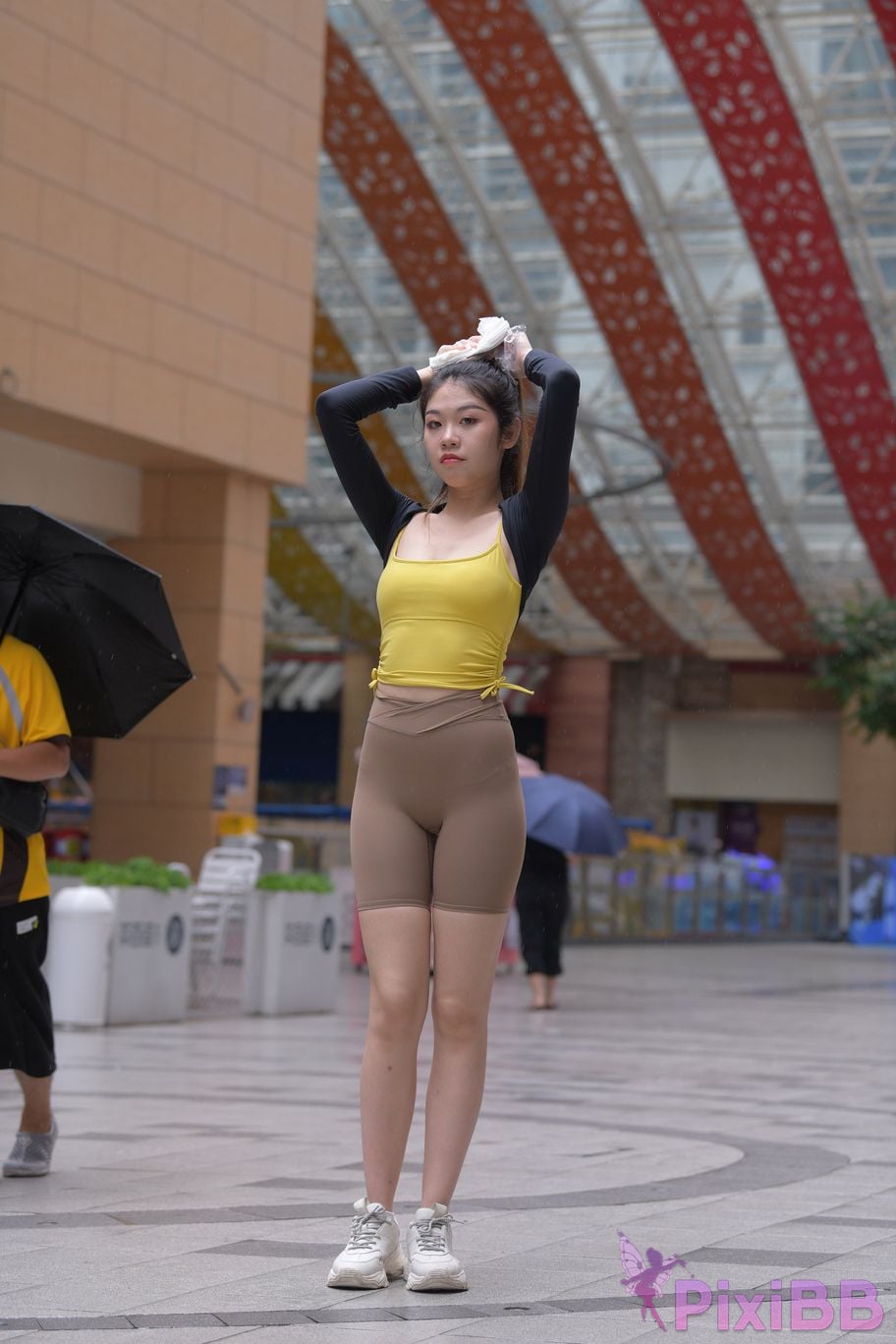 Featured Street Photography Works No.6032 Beautiful beauty in yellow suspenders and super tight pants PixiBB.COM 132