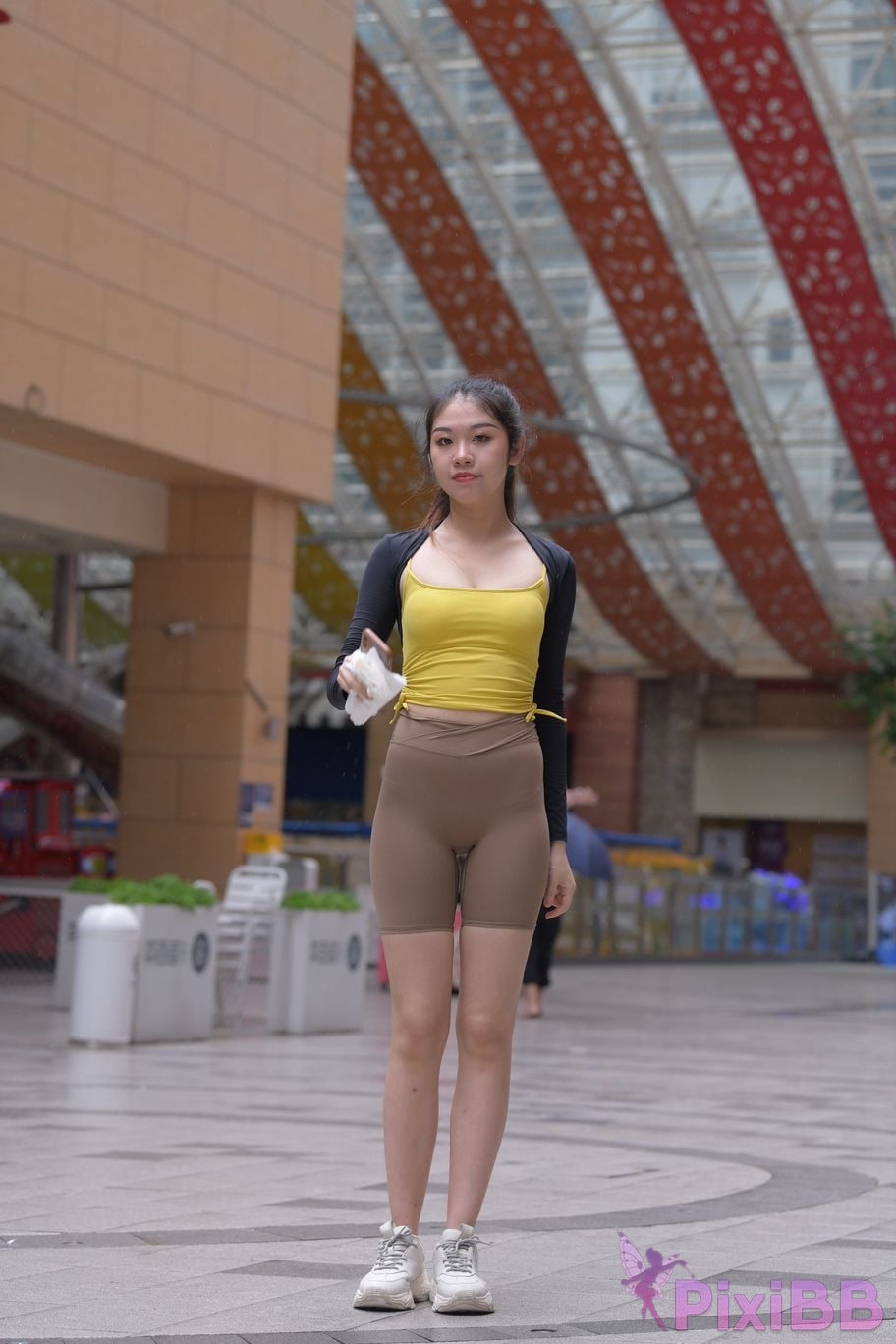 Featured Street Photography Works No.6032 Beautiful beauty in yellow suspenders and super tight pants PixiBB.COM 134