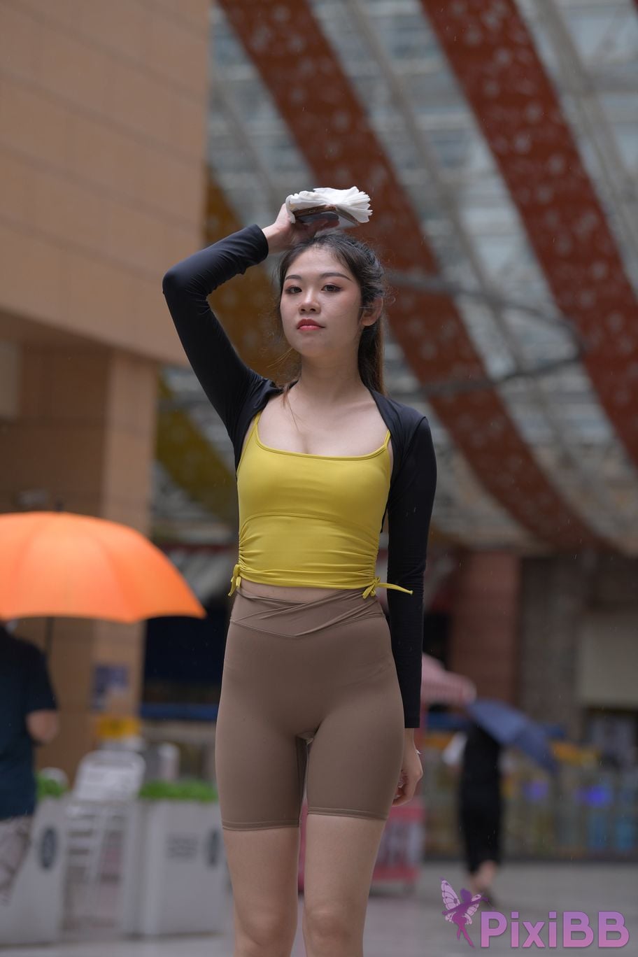 Featured Street Photography Works No.6032 Beautiful beauty in yellow suspenders and super tight pants PixiBB.COM 138