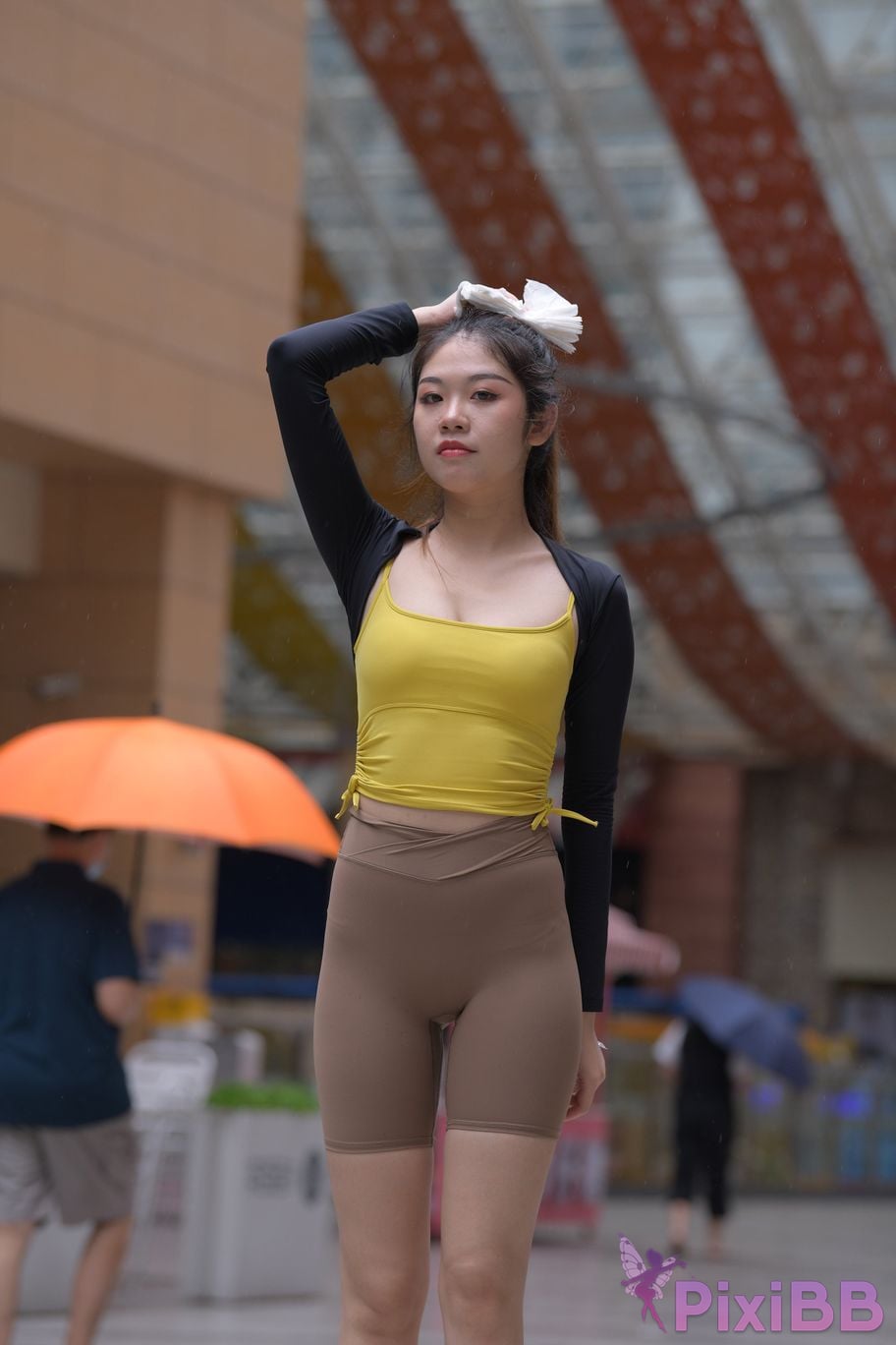 Featured Street Photography Works No.6032 Beautiful beauty in yellow suspenders and super tight pants PixiBB.COM 139
