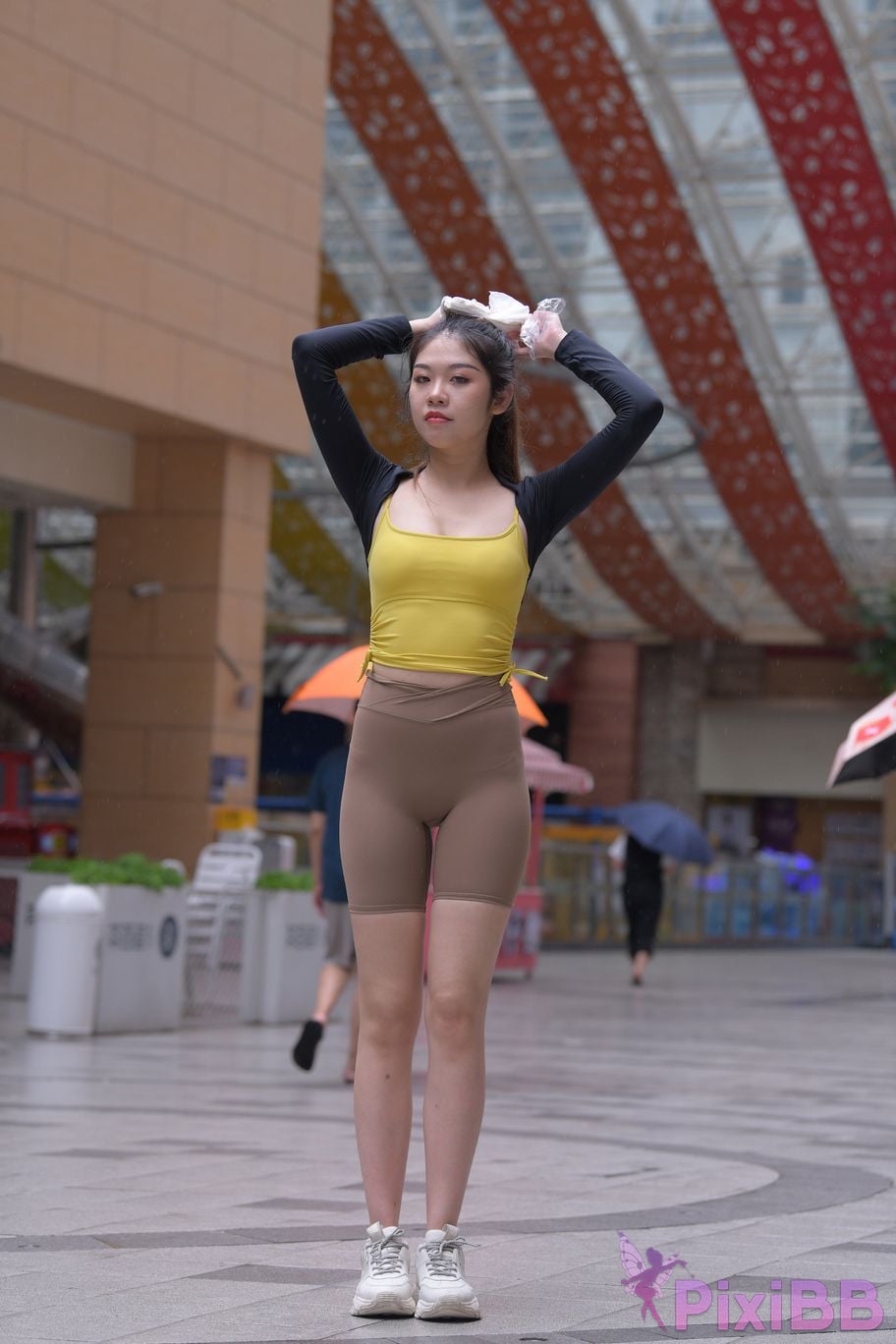 Featured Street Photography Works No.6032 Beautiful beauty in yellow suspenders and super tight pants PixiBB.COM 140