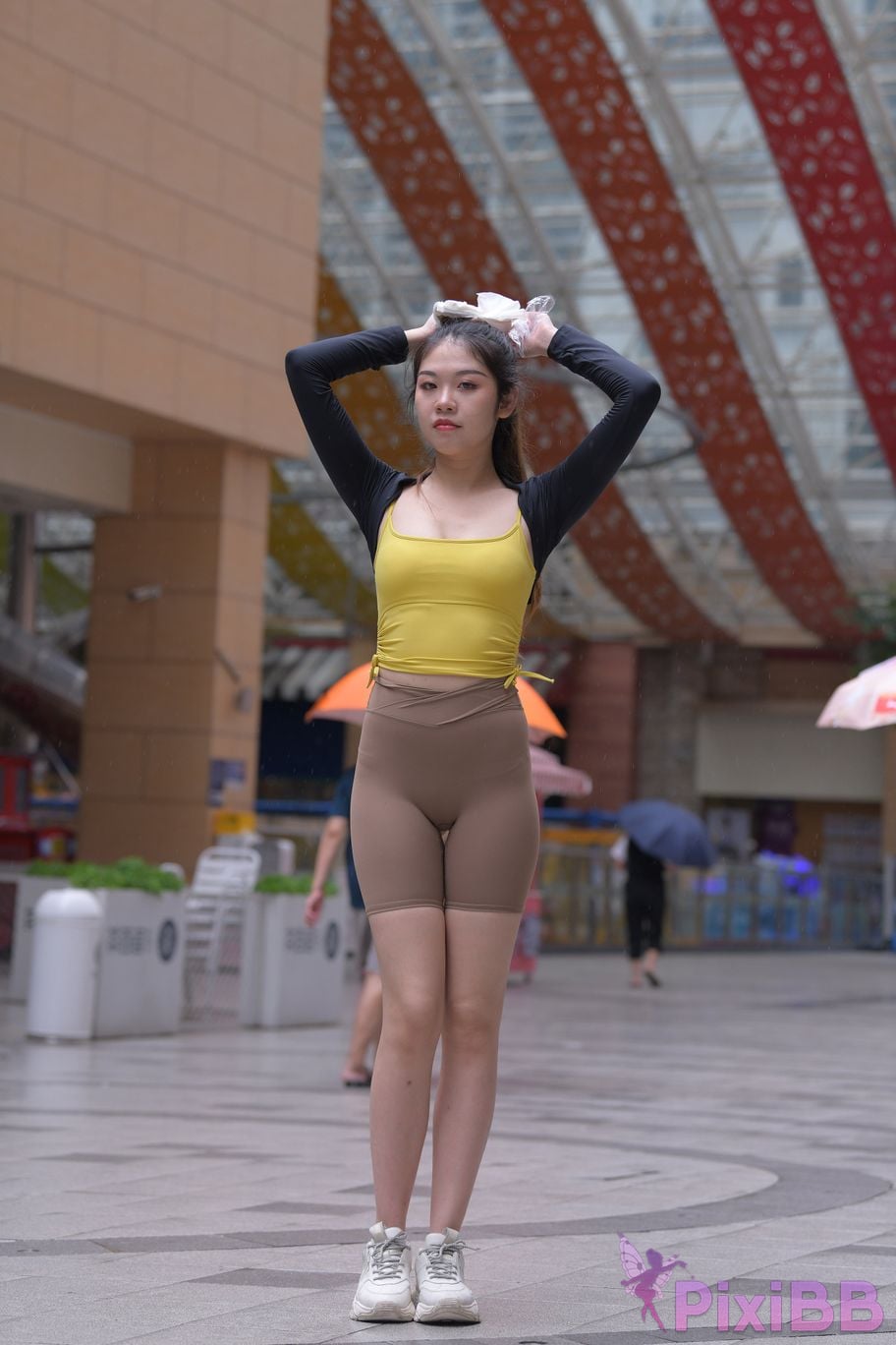 Featured Street Photography Works No.6032 Beautiful beauty in yellow suspenders and super tight pants PixiBB.COM 141