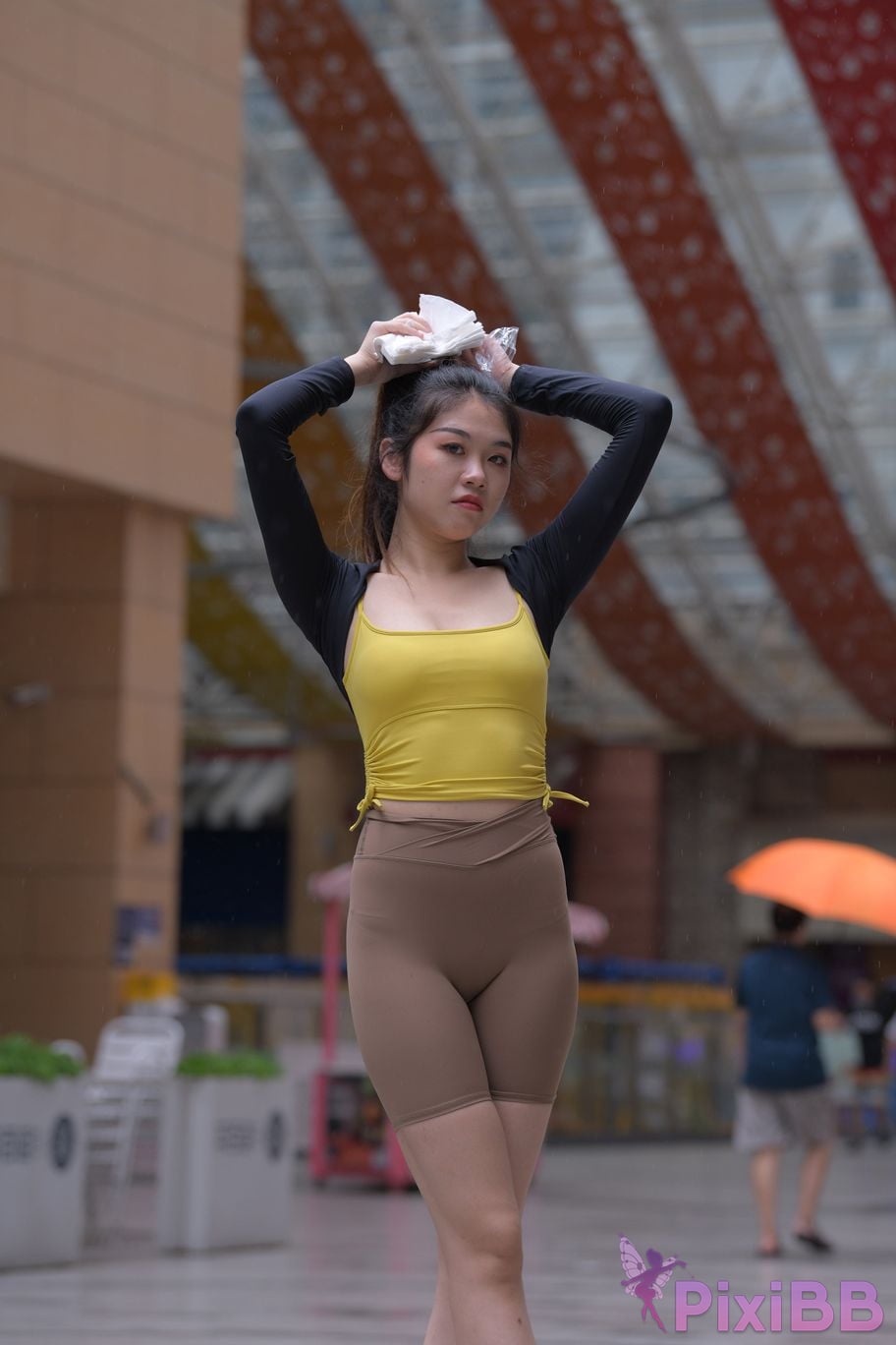 Featured Street Photography Works No.6032 Beautiful beauty in yellow suspenders and super tight pants PixiBB.COM 143