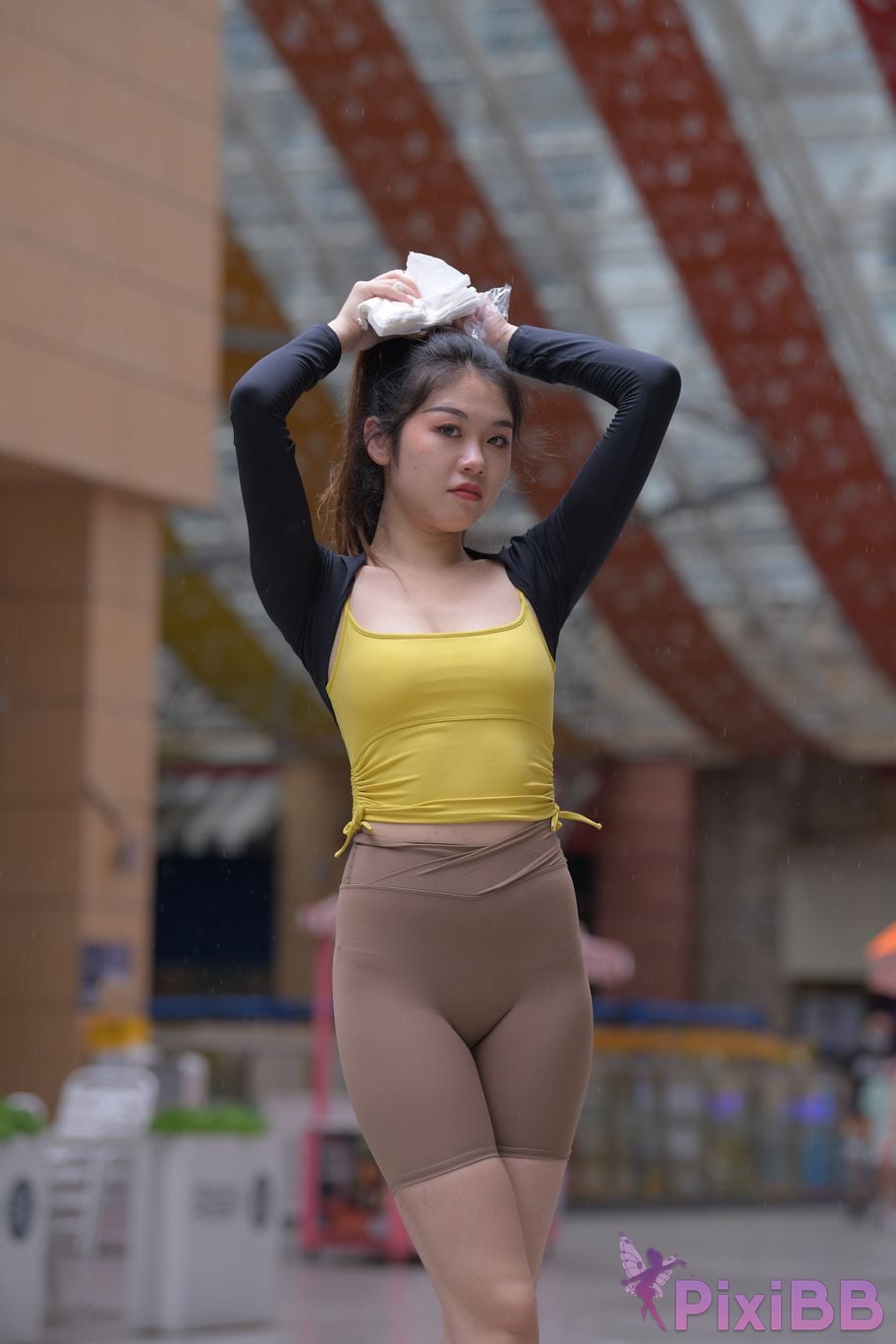 Featured Street Photography Works No.6032 Beautiful beauty in yellow suspenders and super tight pants PixiBB.COM 144