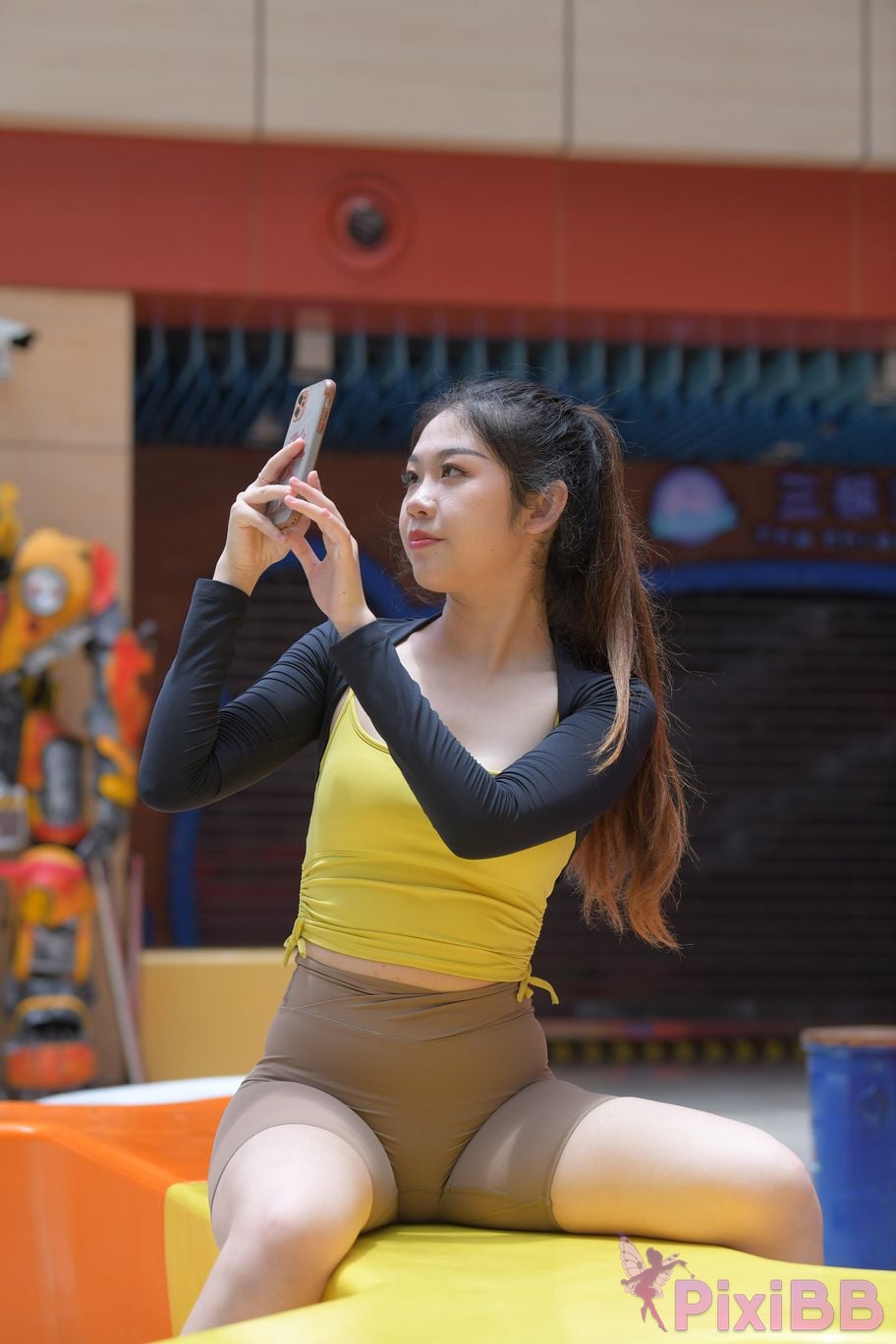 Featured Street Photography Works No.6032 Beautiful beauty in yellow suspenders and super tight pants PixiBB.COM 159