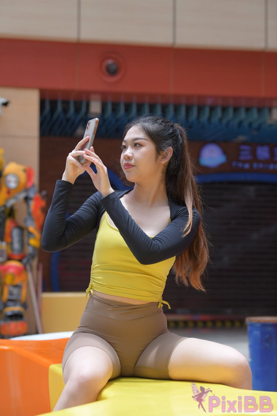 Featured Street Photography Works No.6032 Beautiful beauty in yellow suspenders and super tight pants PixiBB.COM 160