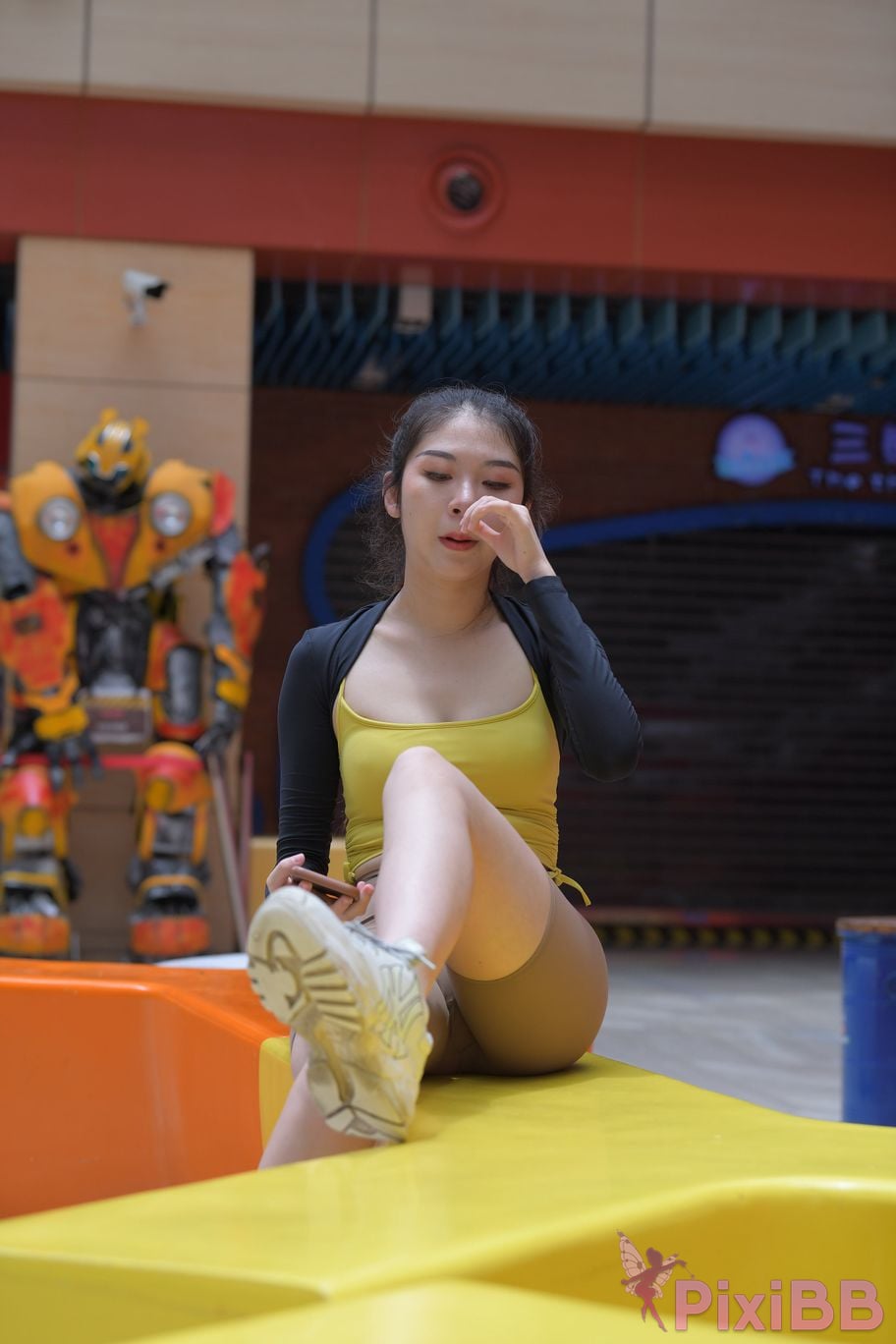 Featured Street Photography Works No.6032 Beautiful beauty in yellow suspenders and super tight pants PixiBB.COM 169