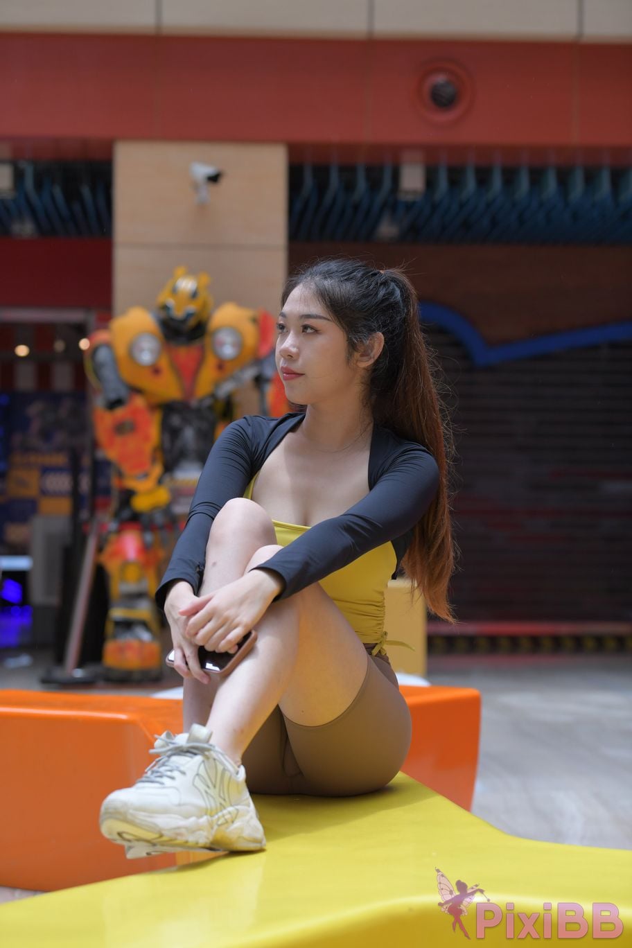 Featured Street Photography Works No.6032 Beautiful beauty in yellow suspenders and super tight pants PixiBB.COM 173