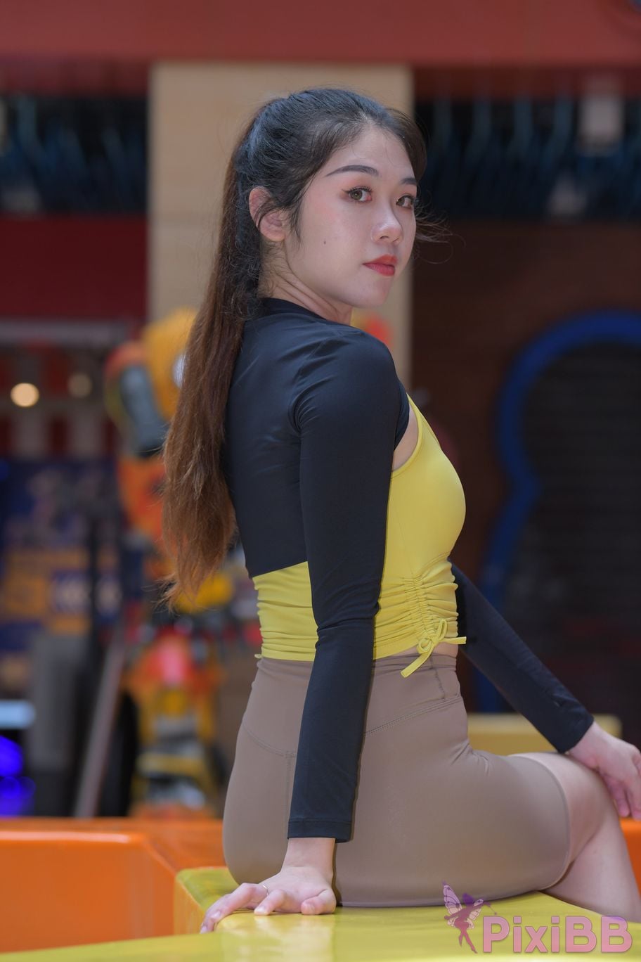 Featured Street Photography Works No.6032 Beautiful beauty in yellow suspenders and super tight pants PixiBB.COM 208