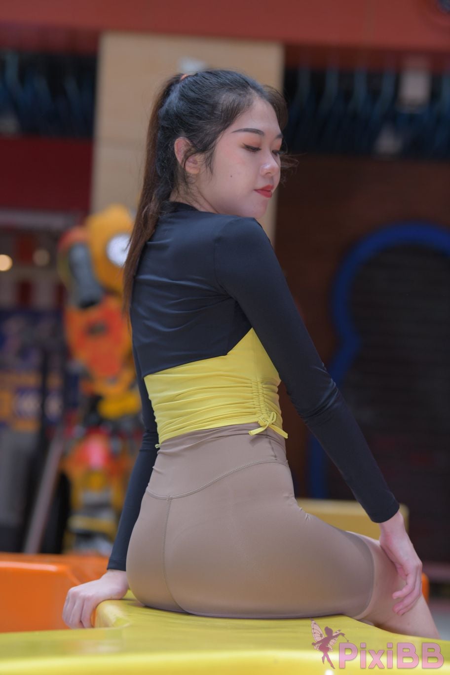 Featured Street Photography Works No.6032 Beautiful beauty in yellow suspenders and super tight pants PixiBB.COM 210
