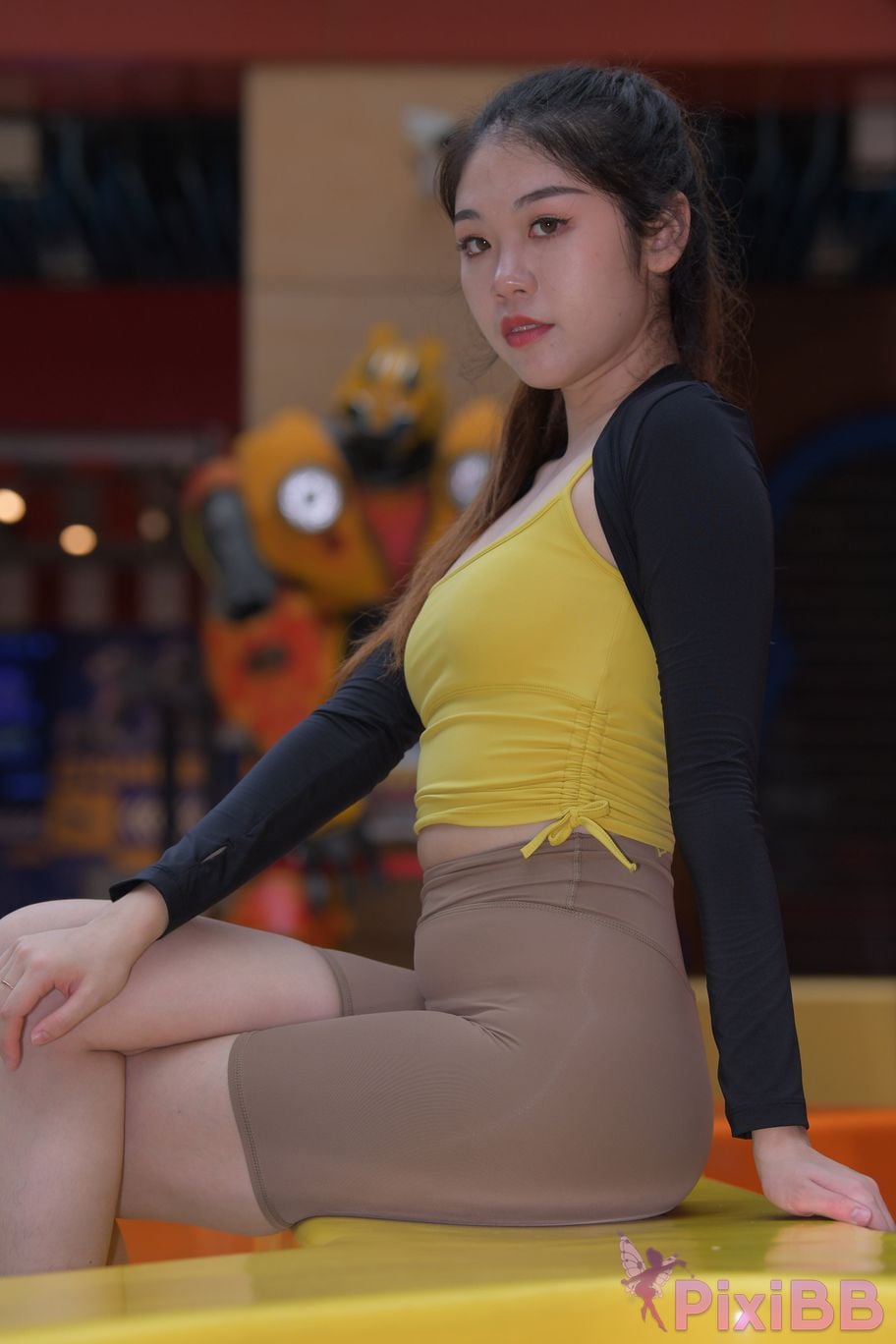 Featured Street Photography Works No.6032 Beautiful beauty in yellow suspenders and super tight pants PixiBB.COM 214