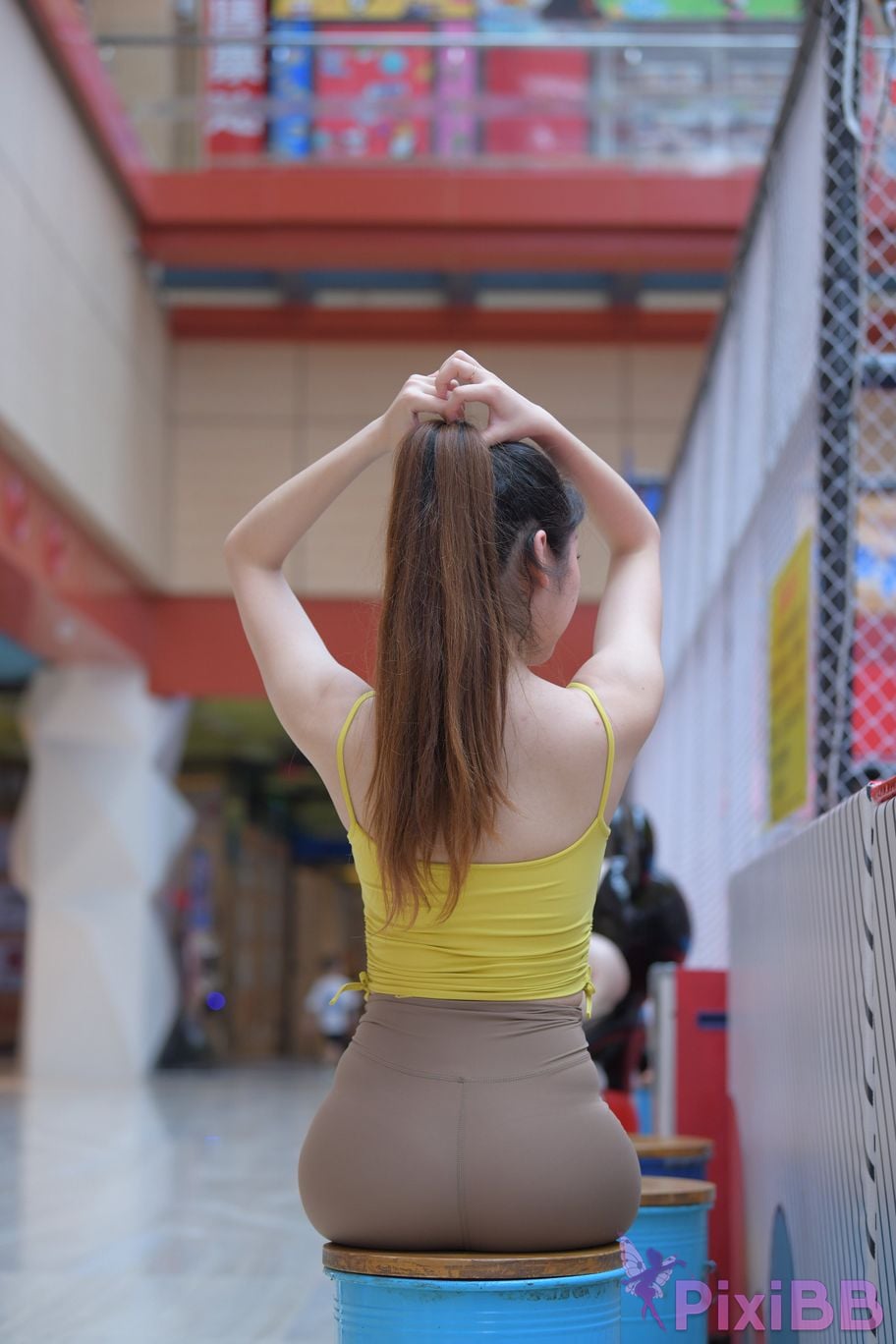 Featured Street Photography Works No.6032 Beautiful beauty in yellow suspenders and super tight pants PixiBB.COM 217