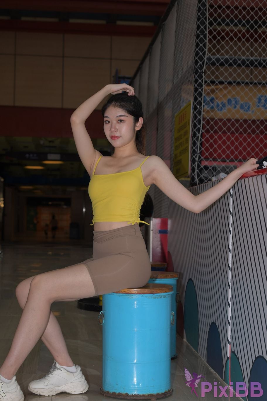 Featured Street Photography Works No.6032 Beautiful beauty in yellow suspenders and super tight pants PixiBB.COM 223