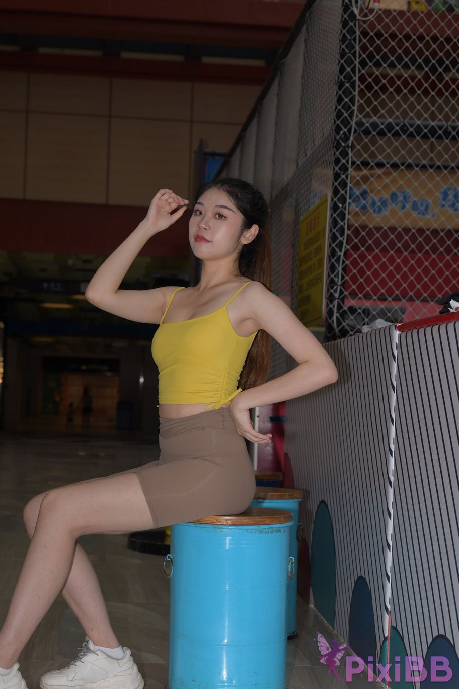 Featured Street Photography Works No.6032 Beautiful beauty in yellow suspenders and super tight pants PixiBB.COM 224