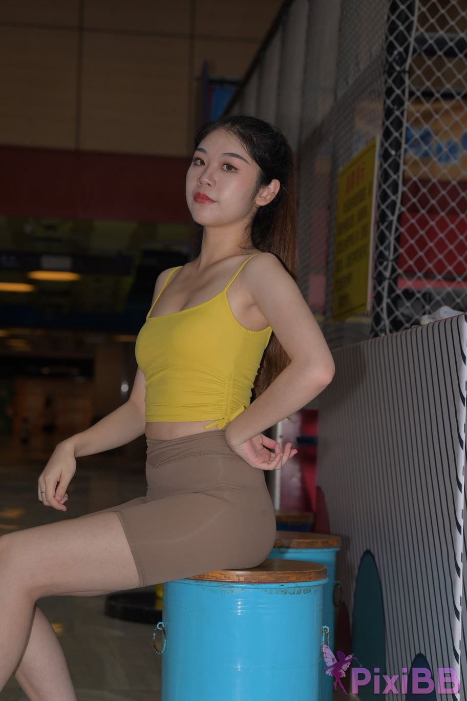 Featured Street Photography Works No.6032 Beautiful beauty in yellow suspenders and super tight pants PixiBB.COM 225