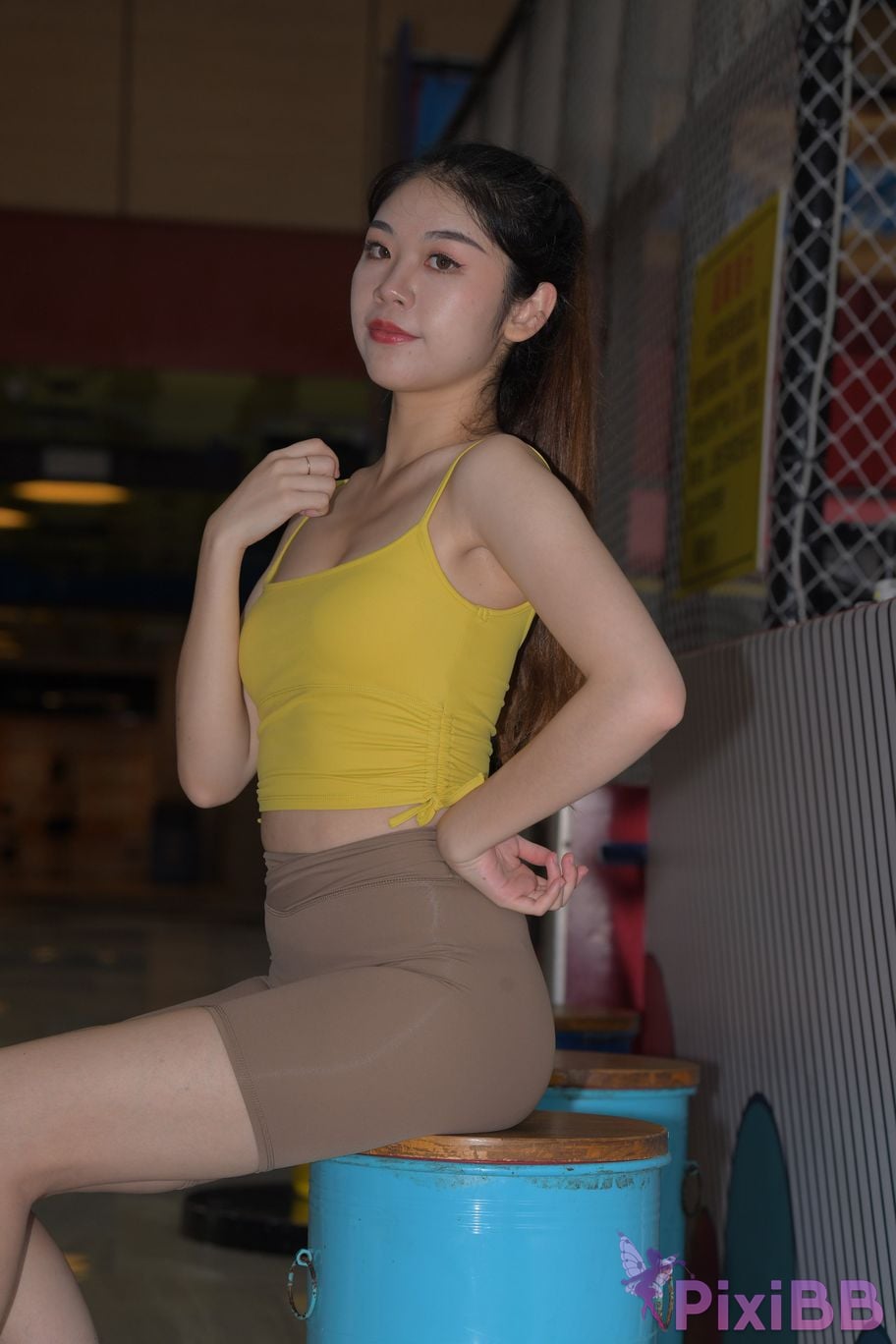 Featured Street Photography Works No.6032 Beautiful beauty in yellow suspenders and super tight pants PixiBB.COM 226