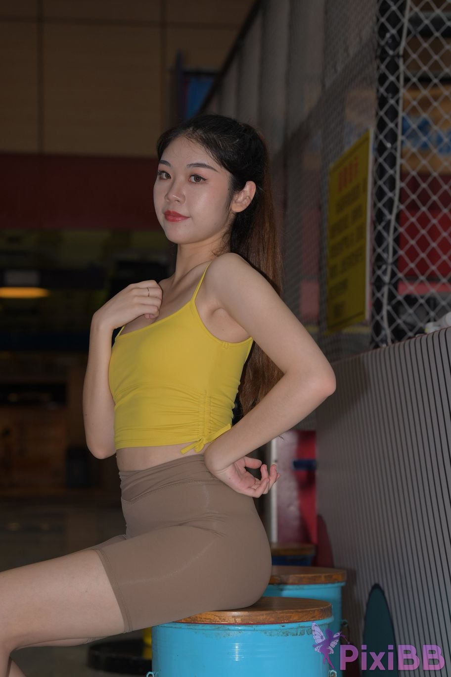 Featured Street Photography Works No.6032 Beautiful beauty in yellow suspenders and super tight pants PixiBB.COM 227