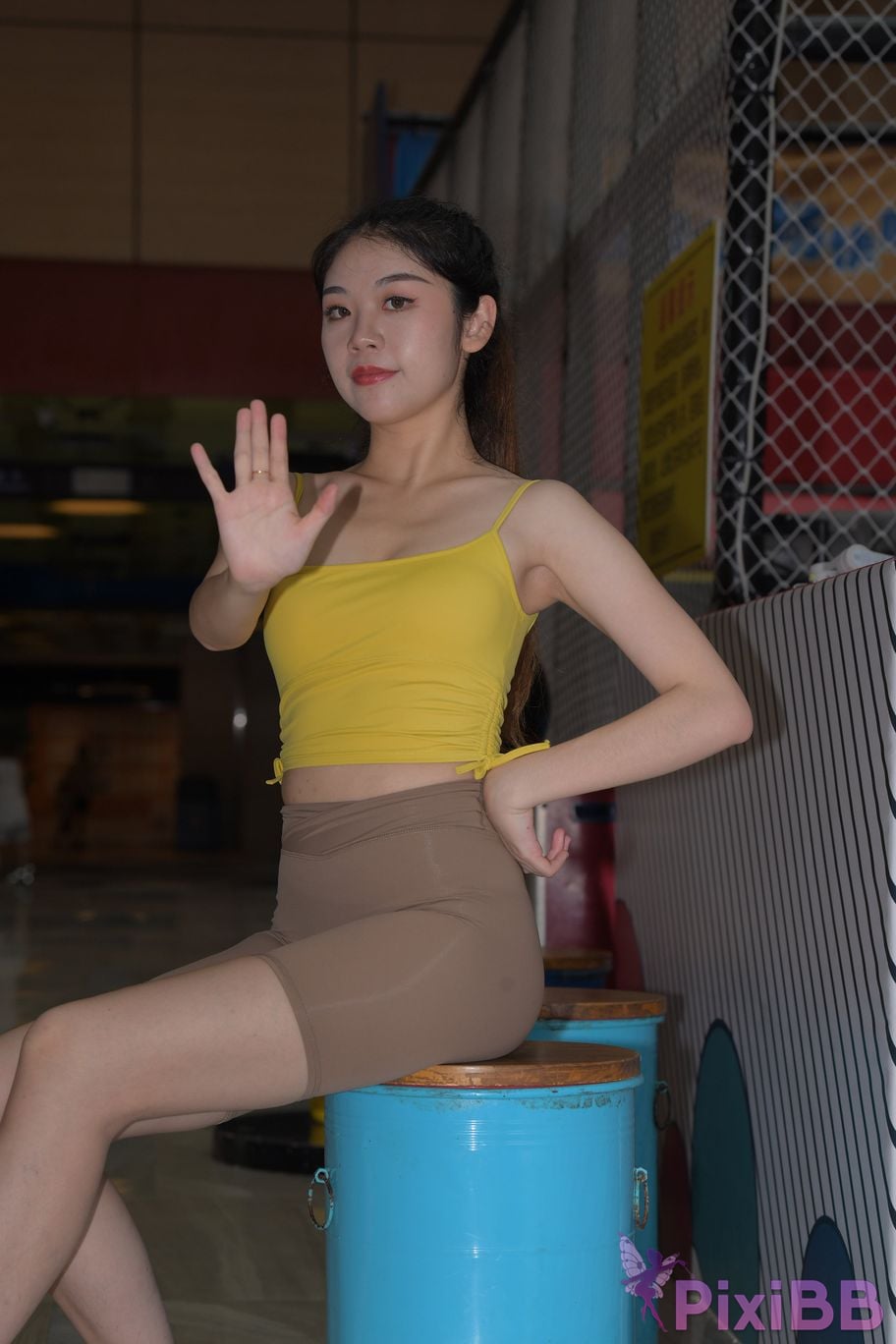 Featured Street Photography Works No.6032 Beautiful beauty in yellow suspenders and super tight pants PixiBB.COM 228