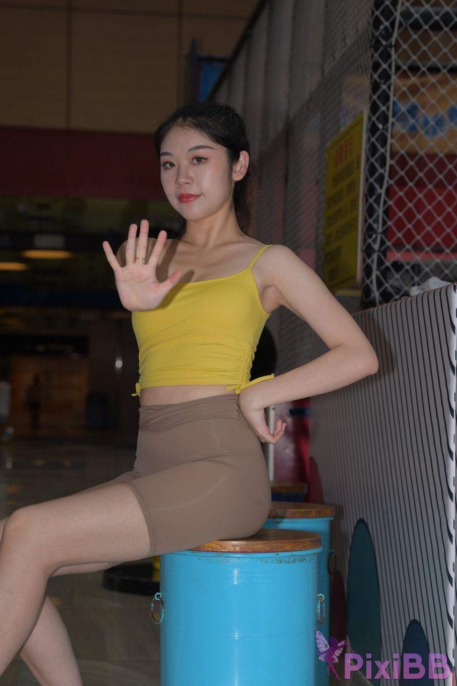 Featured Street Photography Works No.6032 Beautiful beauty in yellow suspenders and super tight pants PixiBB.COM 229