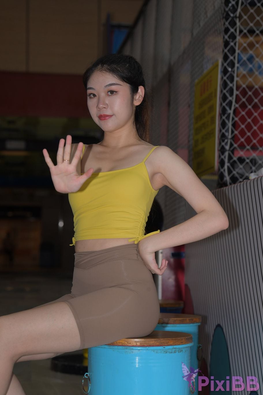 Featured Street Photography Works No.6032 Beautiful beauty in yellow suspenders and super tight pants PixiBB.COM 230