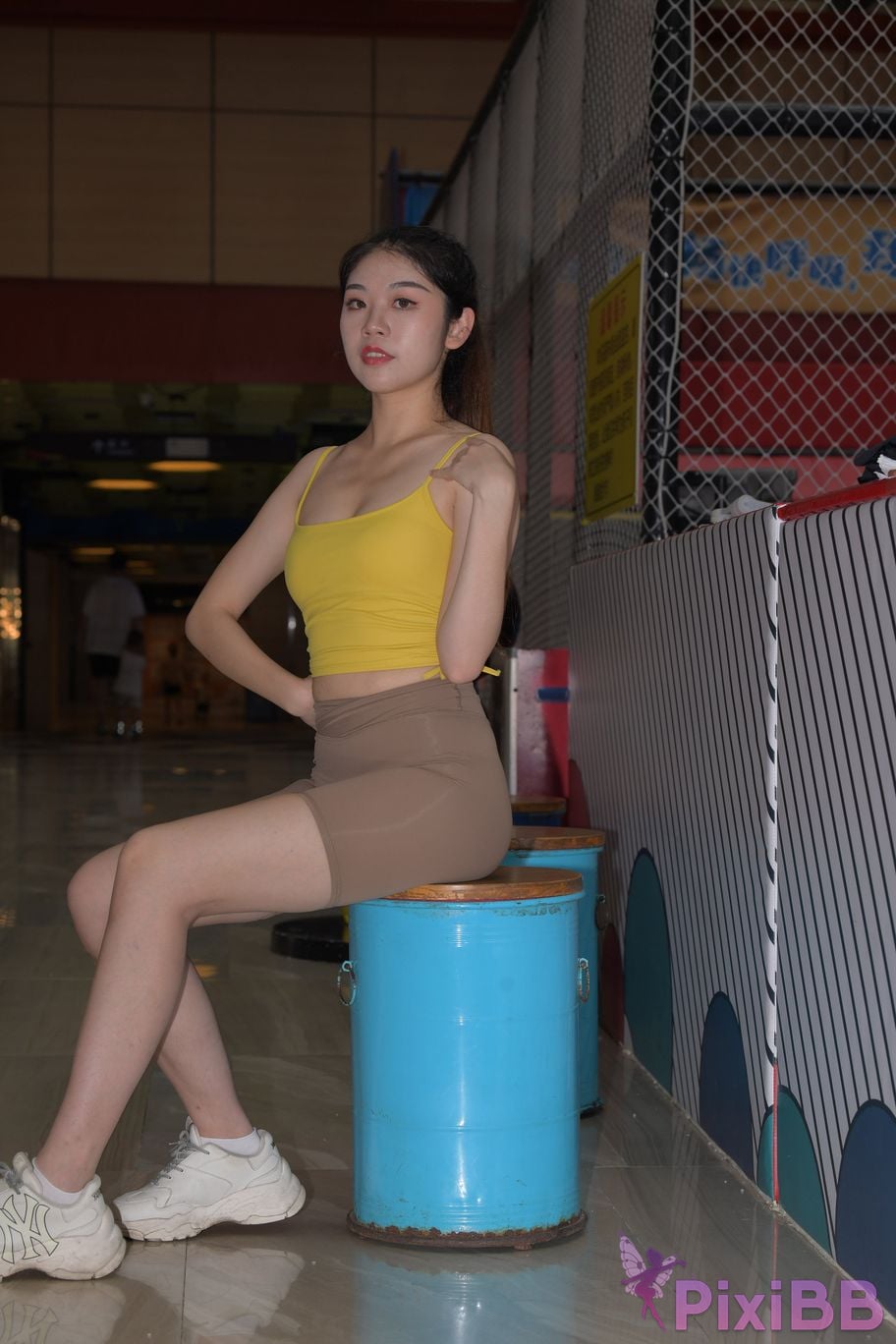 Featured Street Photography Works No.6032 Beautiful beauty in yellow suspenders and super tight pants PixiBB.COM 231