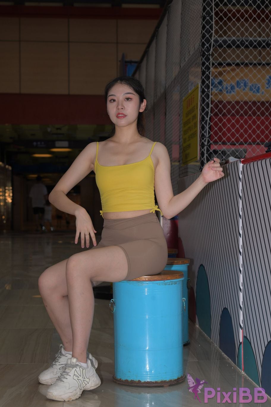 Featured Street Photography Works No.6032 Beautiful beauty in yellow suspenders and super tight pants PixiBB.COM 232