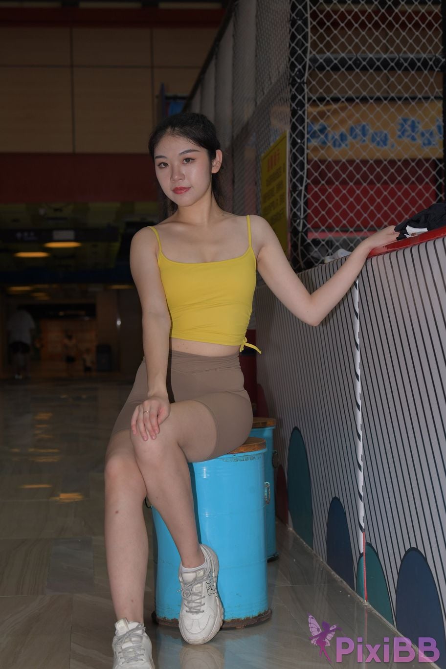 Featured Street Photography Works No.6032 Beautiful beauty in yellow suspenders and super tight pants PixiBB.COM 236
