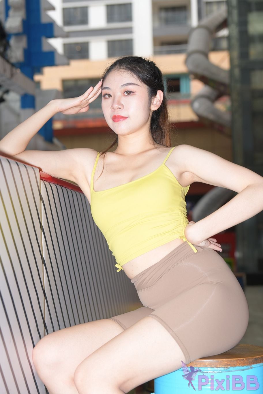 Featured Street Photography Works No.6032 Beautiful beauty in yellow suspenders and super tight pants PixiBB.COM 246