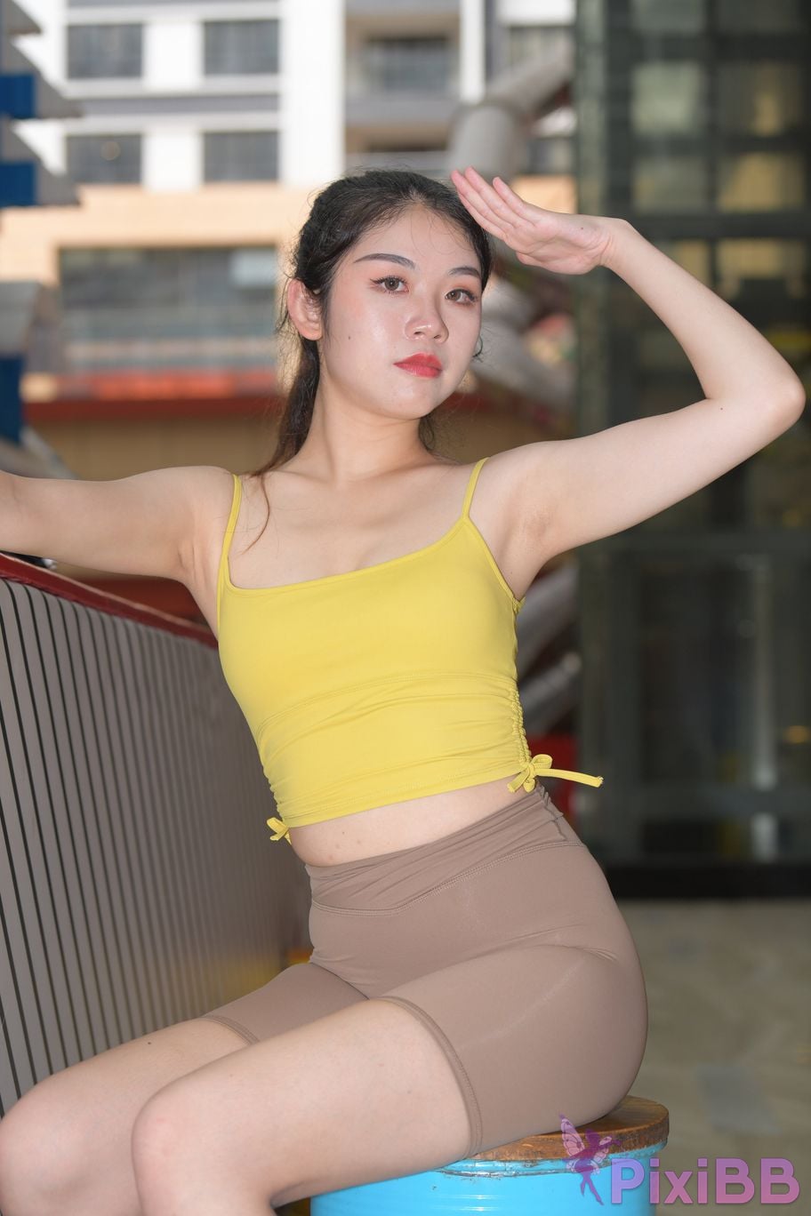 Featured Street Photography Works No.6032 Beautiful beauty in yellow suspenders and super tight pants PixiBB.COM 247