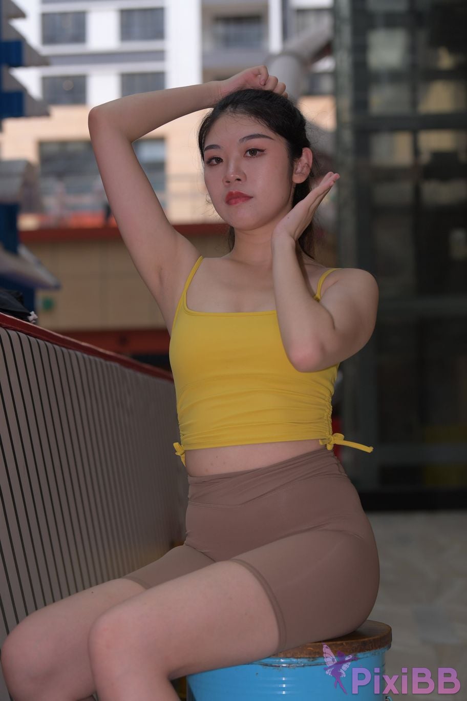 Featured Street Photography Works No.6032 Beautiful beauty in yellow suspenders and super tight pants PixiBB.COM 249
