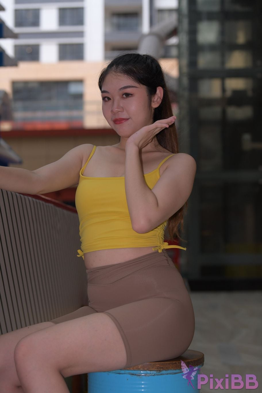 Featured Street Photography Works No.6032 Beautiful beauty in yellow suspenders and super tight pants PixiBB.COM 252