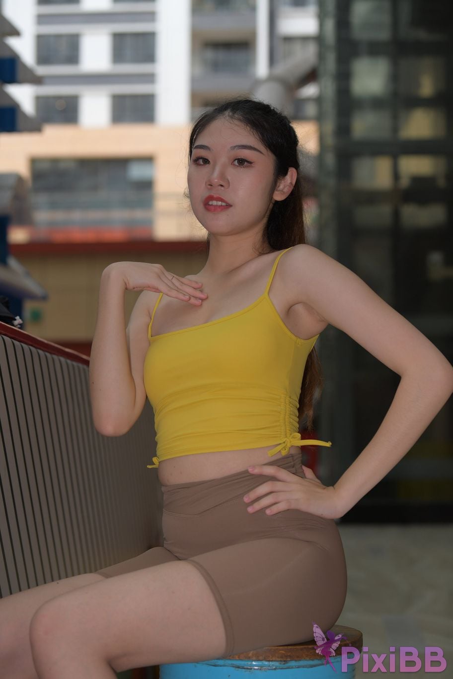 Featured Street Photography Works No.6032 Beautiful beauty in yellow suspenders and super tight pants PixiBB.COM 253