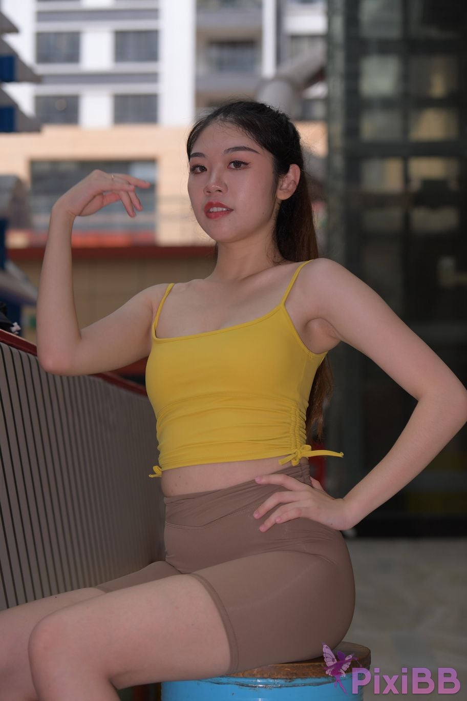 Featured Street Photography Works No.6032 Beautiful beauty in yellow suspenders and super tight pants PixiBB.COM 254