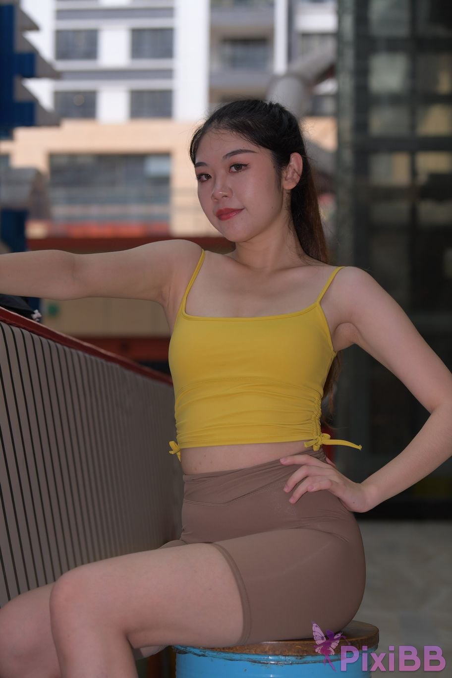 Featured Street Photography Works No.6032 Beautiful beauty in yellow suspenders and super tight pants PixiBB.COM 255